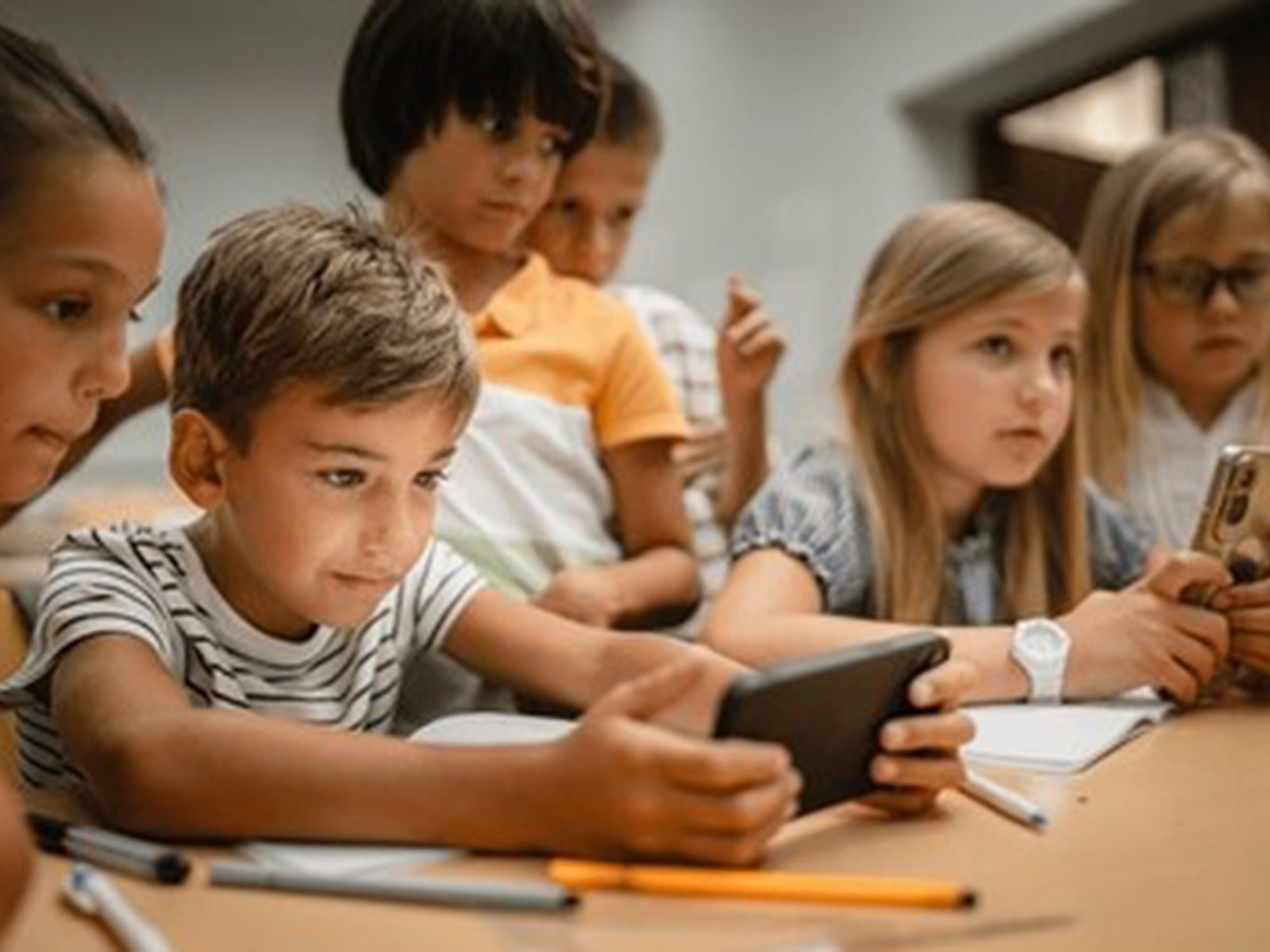 Seis de cada diez chicos de 8 años tienen celular propio y no hay consenso sobre el beneficio de prohibirlo en la escuela