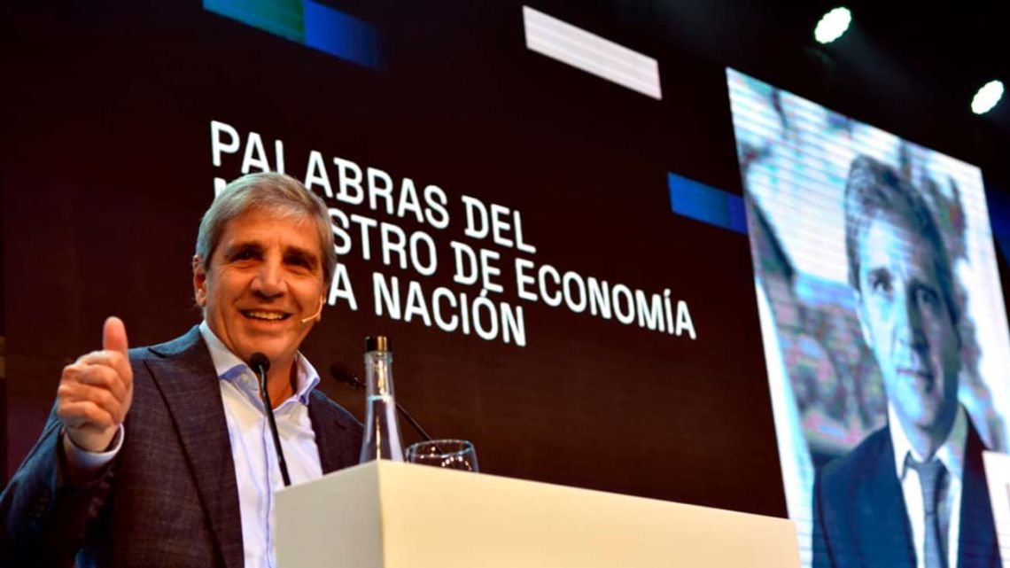 Semana clave: el Gobierno revelará su plan para pagar la deuda en dólares y se conocerá la inflación de junio