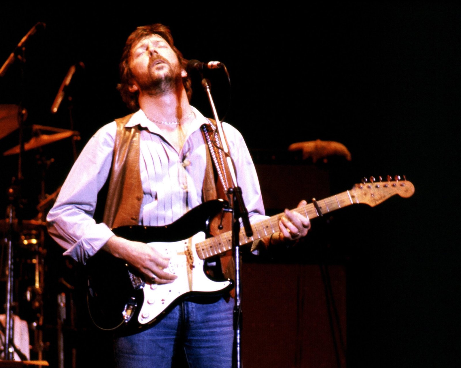 “Si hay algún extranjero en mi concierto, que se vaya”: las palabras racistas de Eric Clapton que cambiaron el rock británico