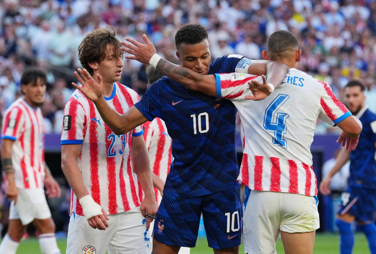 Solo un penalti de VAR marcado por Mbappé derriba el muro de la guerrillera Paraguay