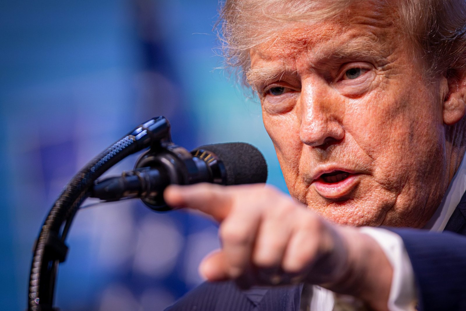 Trump asegura que Estados Unidos debería controlar el estrecho de Ormuz y cobrar por su uso