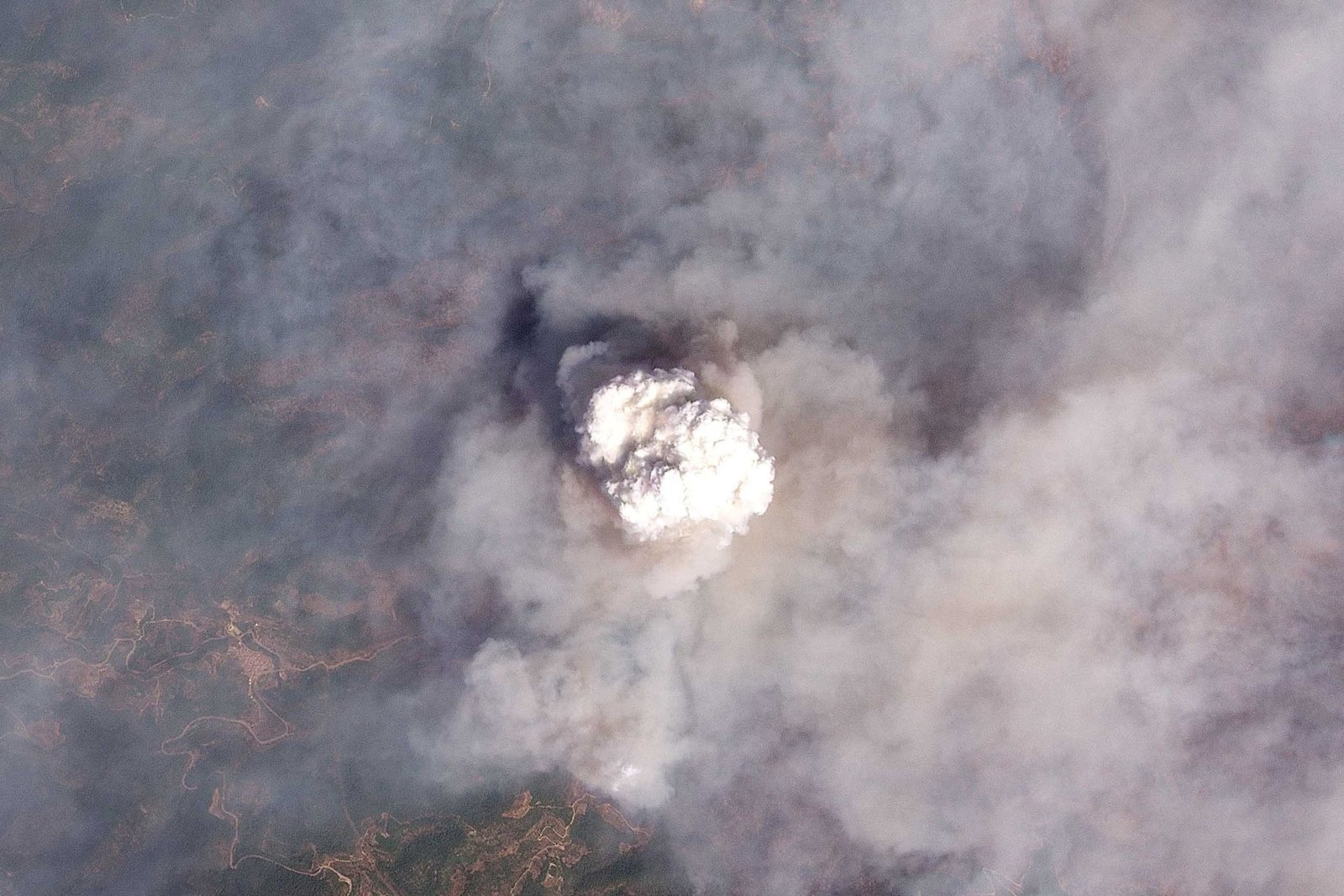Última hora de los incendios forestales, en directo | Marlaska da por estabilizados técnicamente los incendios de Madrid y Ávila y levanta nuevas evacuaciones