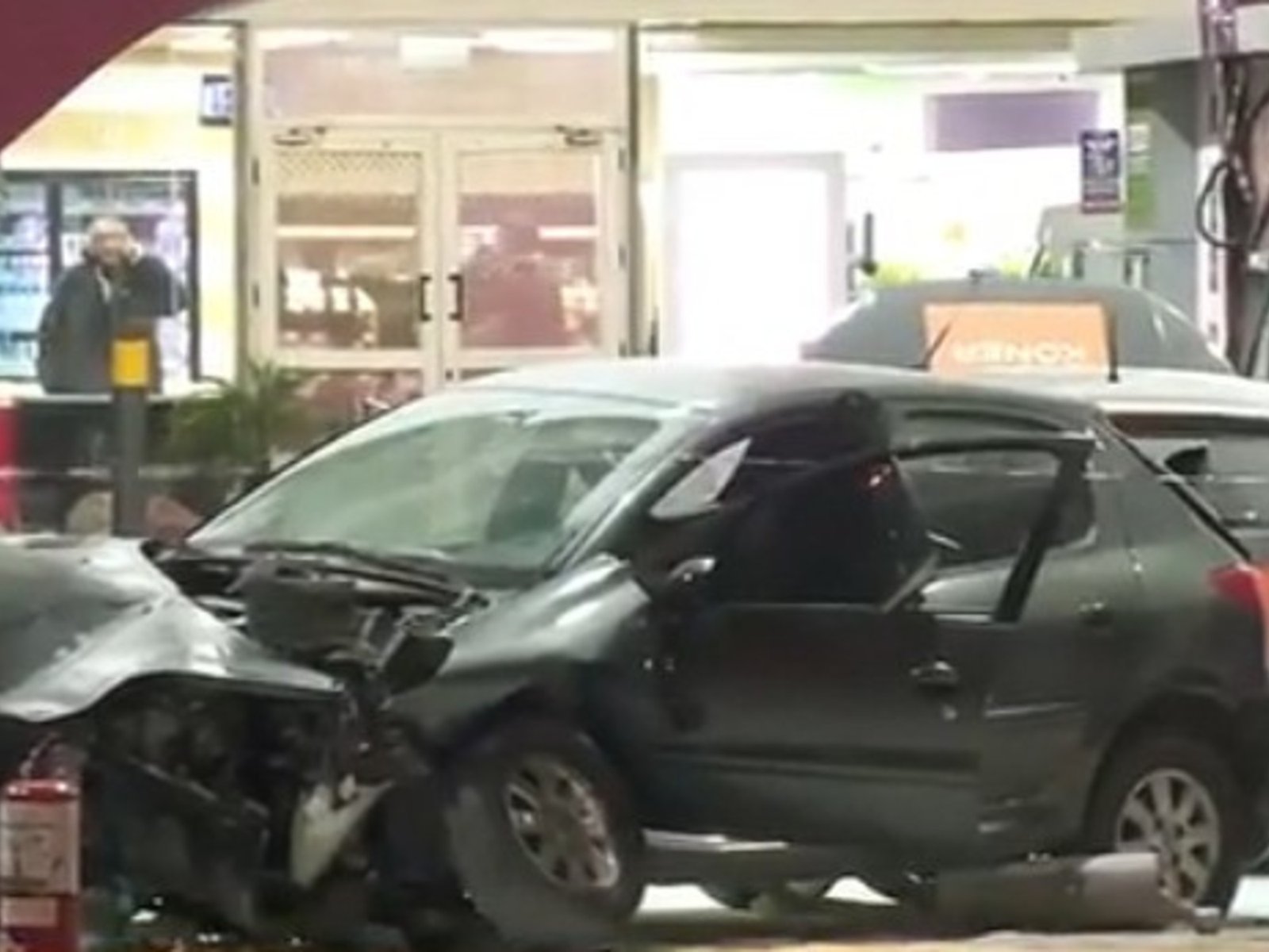 Un auto chocó contra una estación de servicio sobre la General Paz y ardió en llamas: hay tres heridos