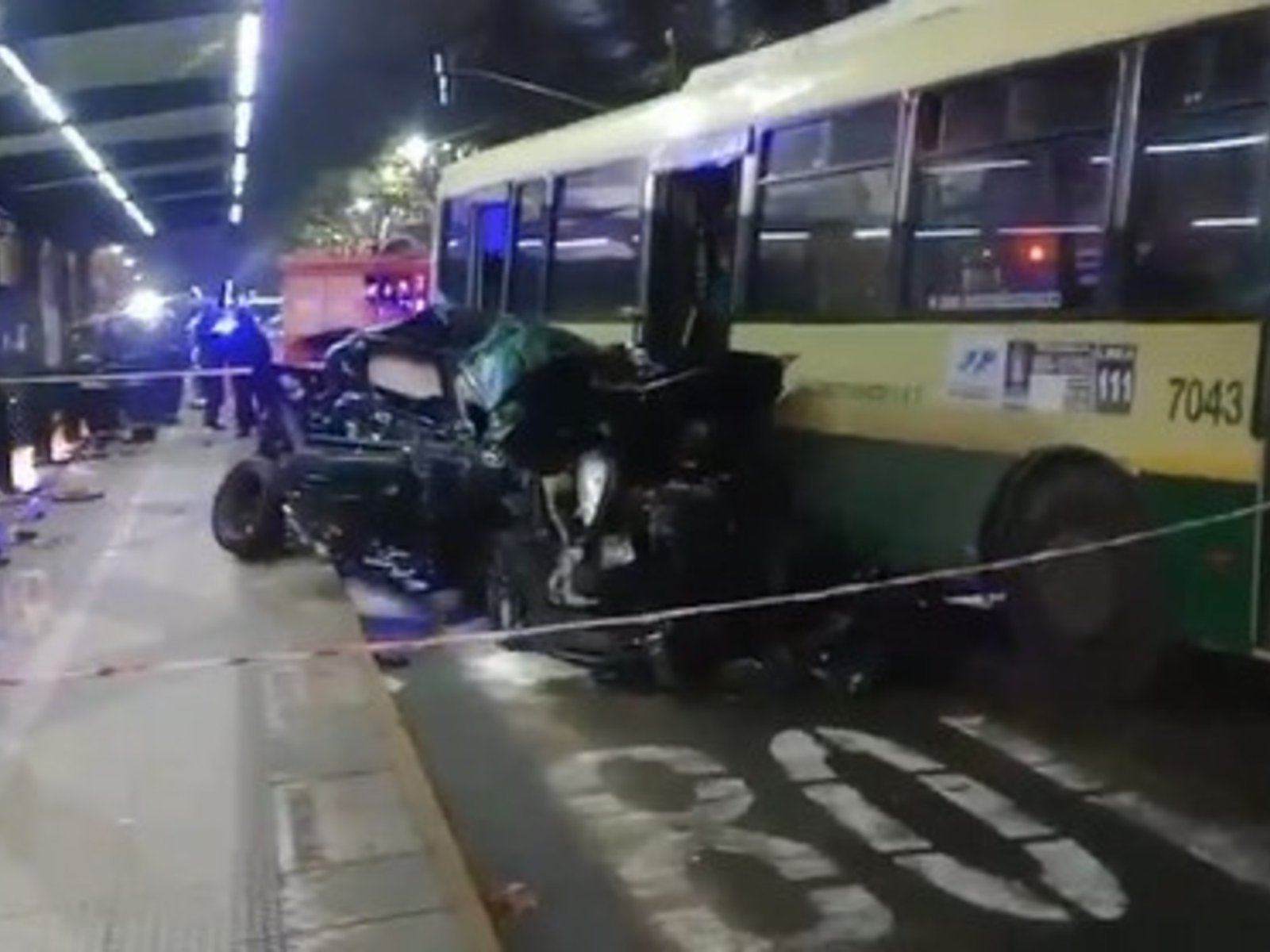 Un auto quedó destruido tras chocar contra un colectivo en el Metrobús de Palermo: hay tres heridos