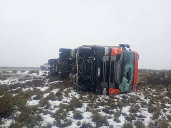 Un camión perdió el control y volcó en la Ruta 3 por la calzada resbaladiza