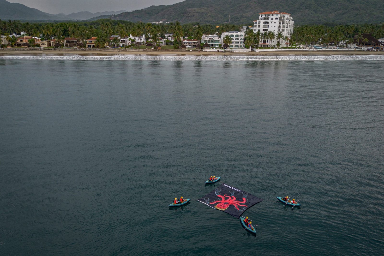 Vista aérea de la acción de Greenpeace en Manzanillo.