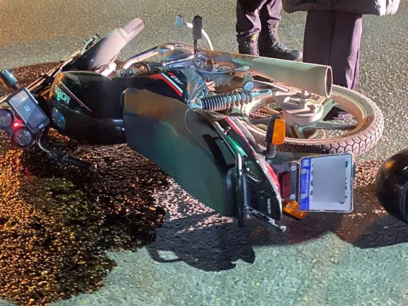 Un motociclista y un peatón heridos tras un fuerte choque en la esquina de Yrigoyen y Belgrano
