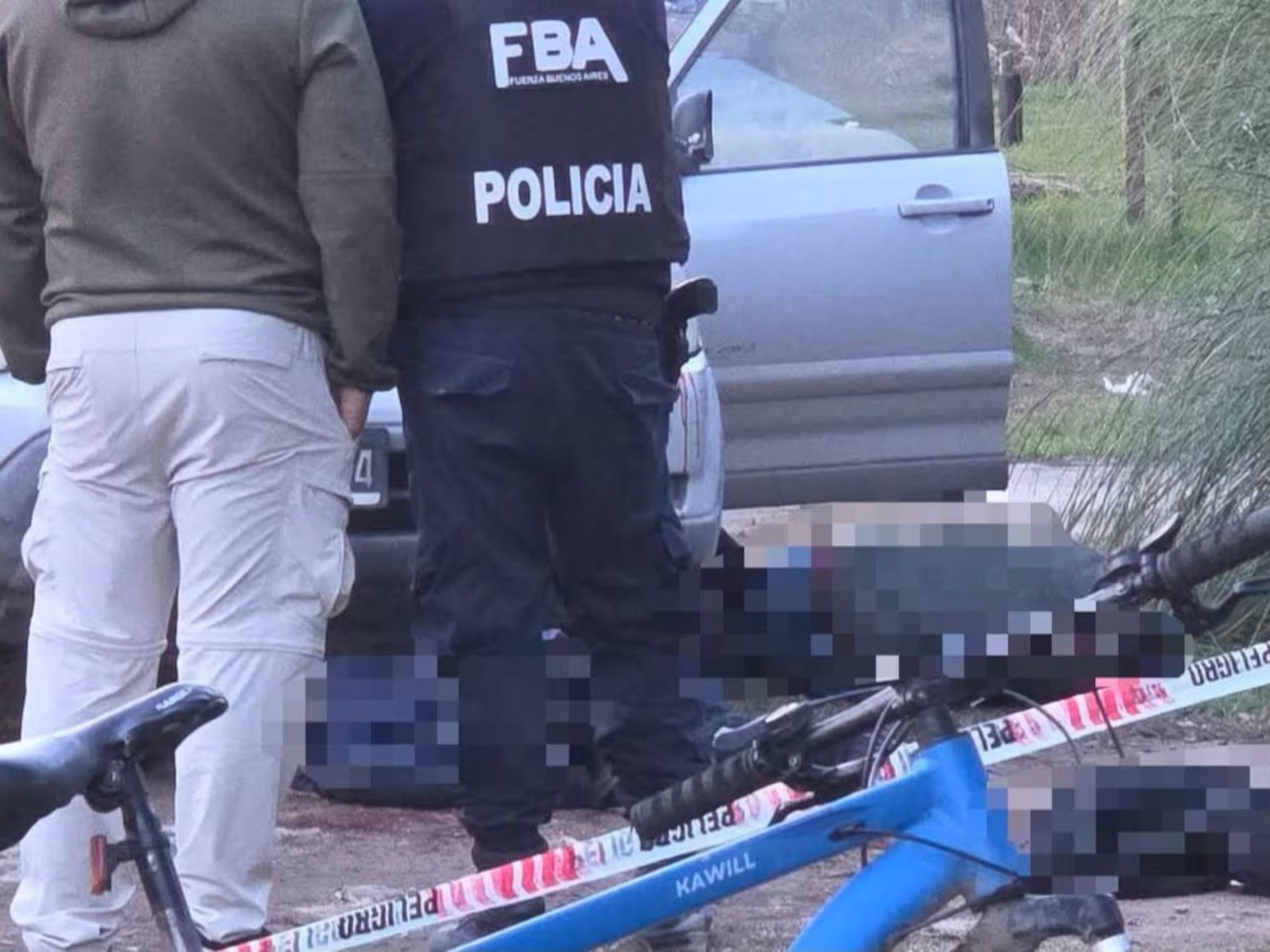 Un policía está grave después de defender a una familia de un robo y matar a dos ladrones en un tiroteo