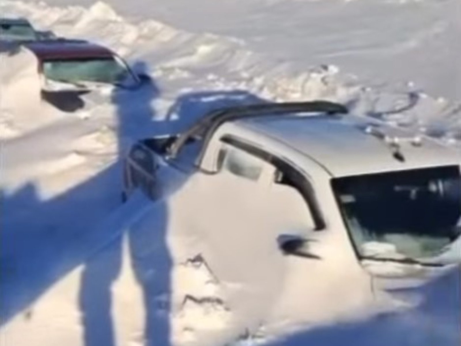 Un turista pasó 24 horas encerrado en su camioneta, con su familia, tapados por la nieve y admite algo de "inconsciencia"