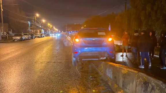 Un vehículo terminó sobre un muro de contención en Km 5