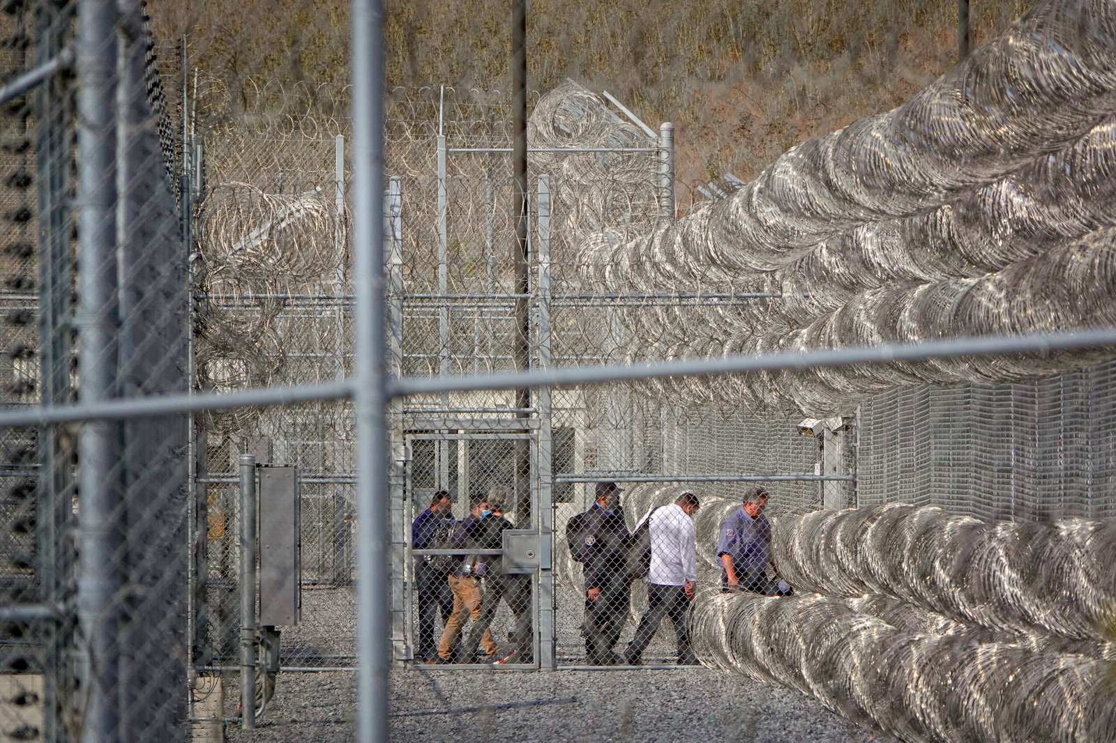 Una cárcel que desnuda a migrantes y otra con “frío extremo”: las nuevas apuestas del plan de deportaciones masivas de Trump