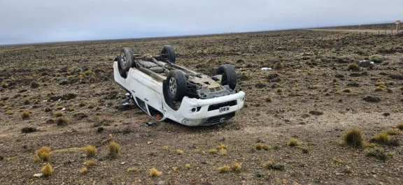 Una familia volcó en cercanías a Pampa Salamanca y tuvieron que recibir asistencia médica