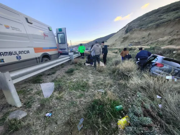 Una joven de 29 años hospitalizada tras despiste en el camino Roque González