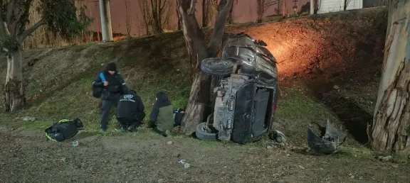 Una mujer volcó en la curva del Papa y su pronóstico es reservado