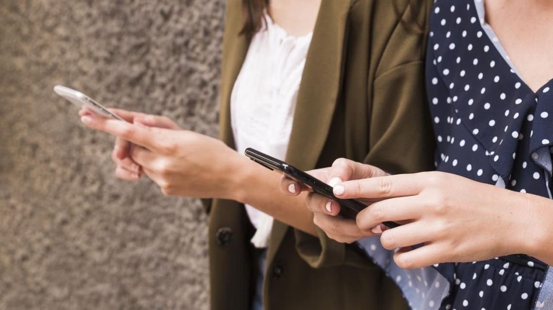 Uso de celulares en las aulas: aseguran que regular su utilización reduce un 75% los conflictos entre estudiantes