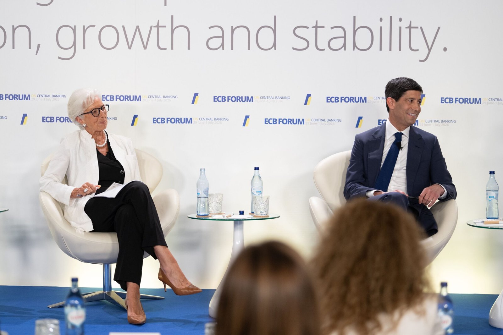 Warsh entona la melodía del ‘halcón’ en Europa: “Nuestro trabajo es la estabilidad de precios”