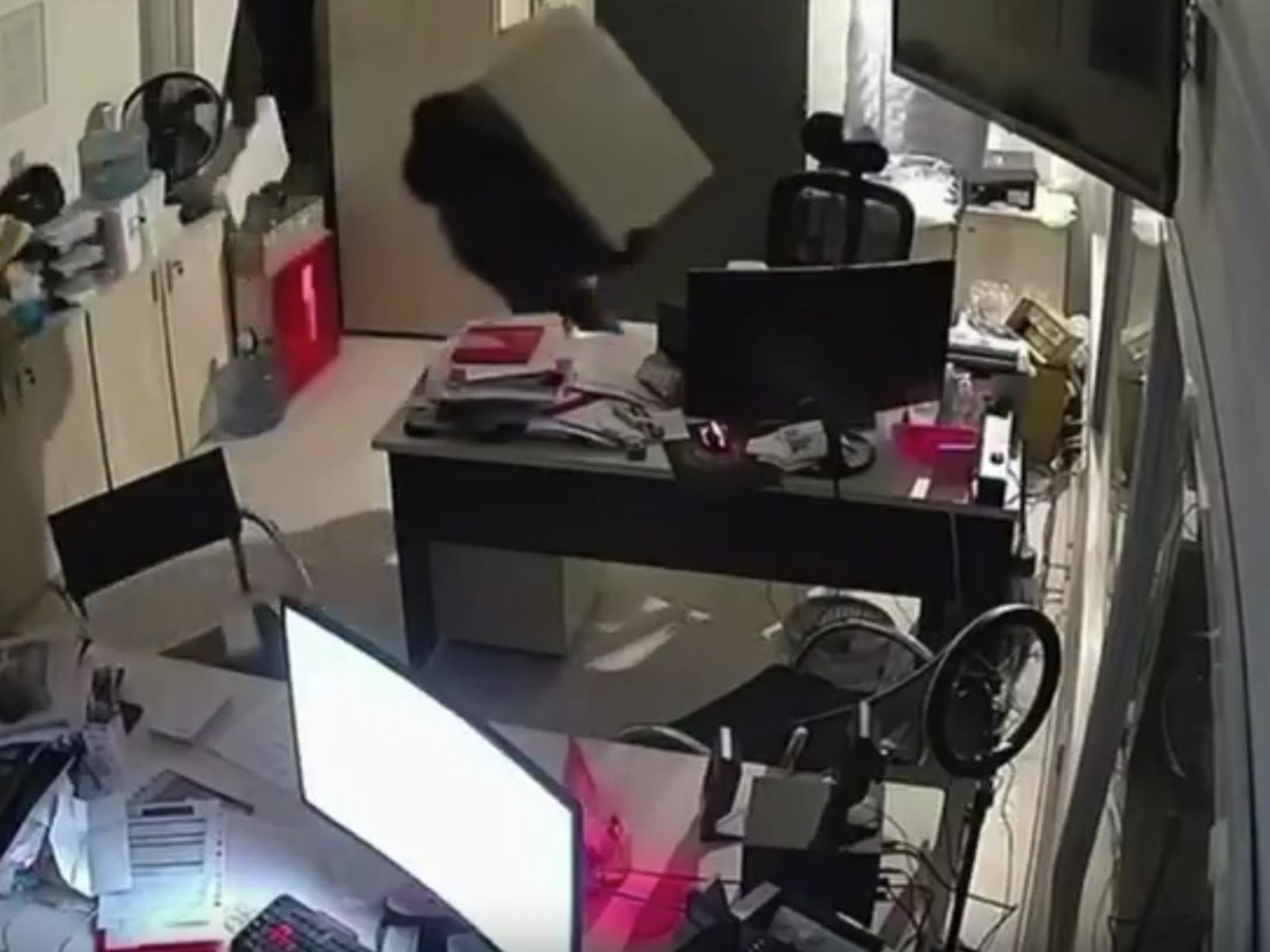 boqueteros entraron a un local y se llevaron dos cajas fuertes en menos de tres minutos