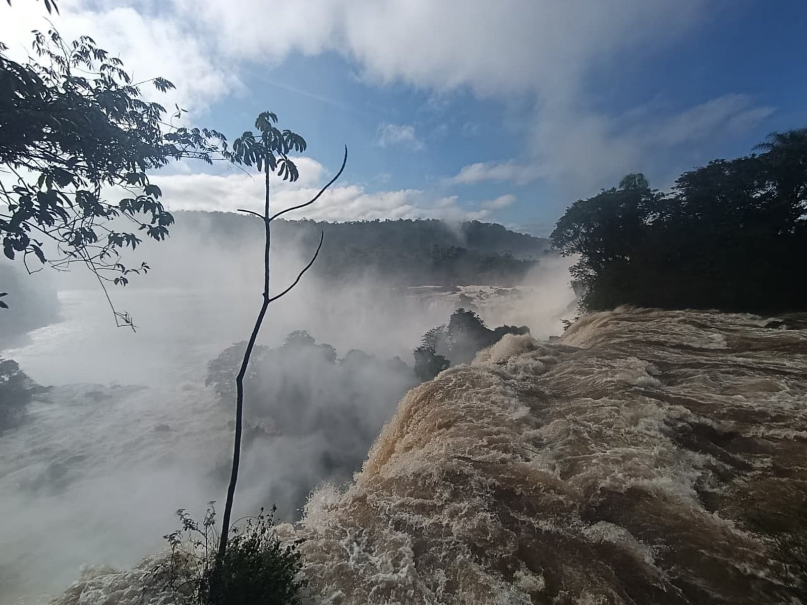 cerraron el acceso a la Garganta del Diablo por la fuerte crecida del río Iguazú
