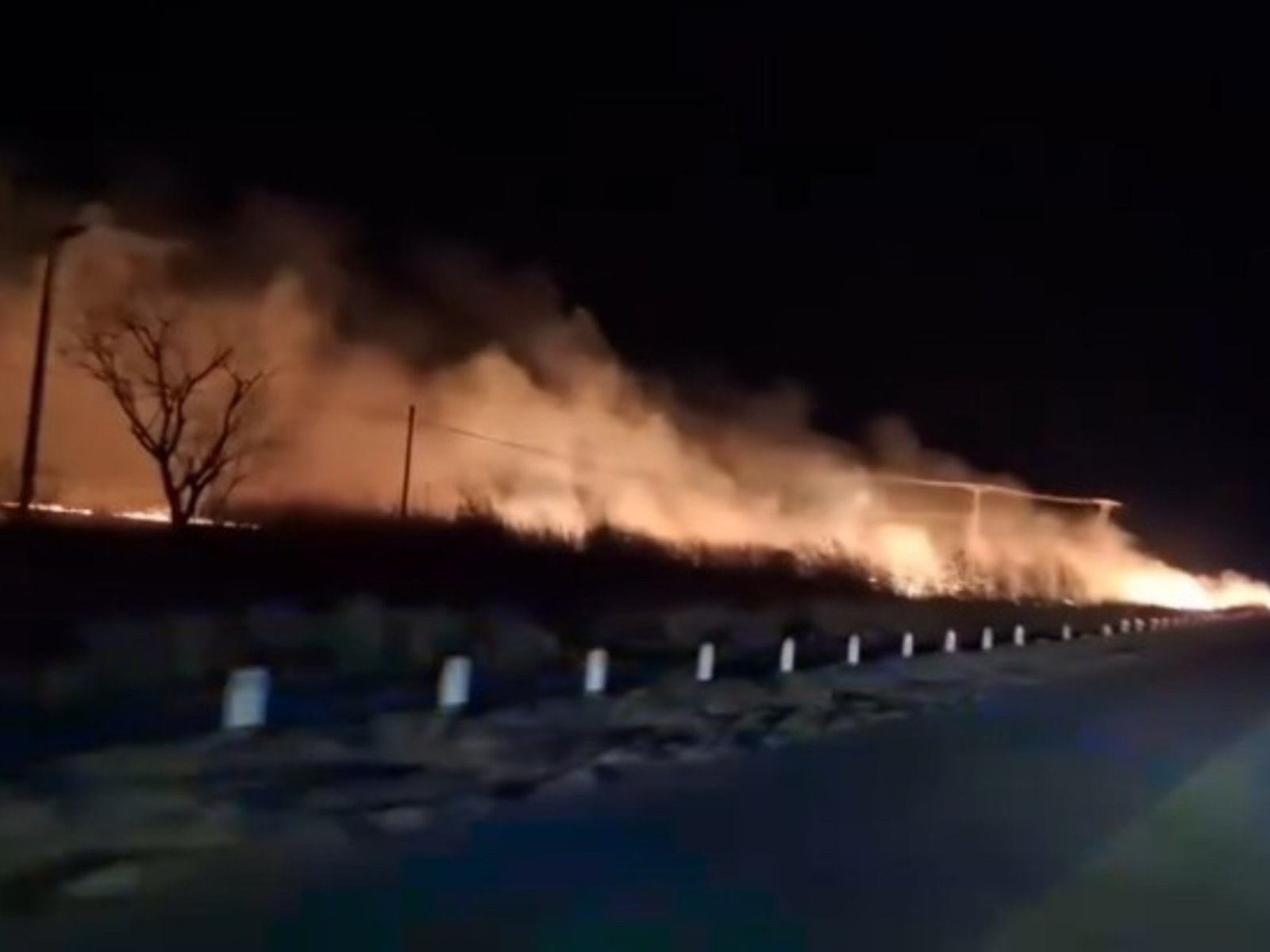 con tres focos activos, el fuego se acerca a las casas y hay alerta naranja por fuertes vientos