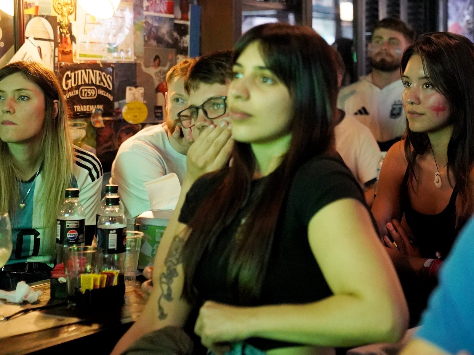 de gritarle el gol en la cara a la única argentina en un bar al silencio atroz