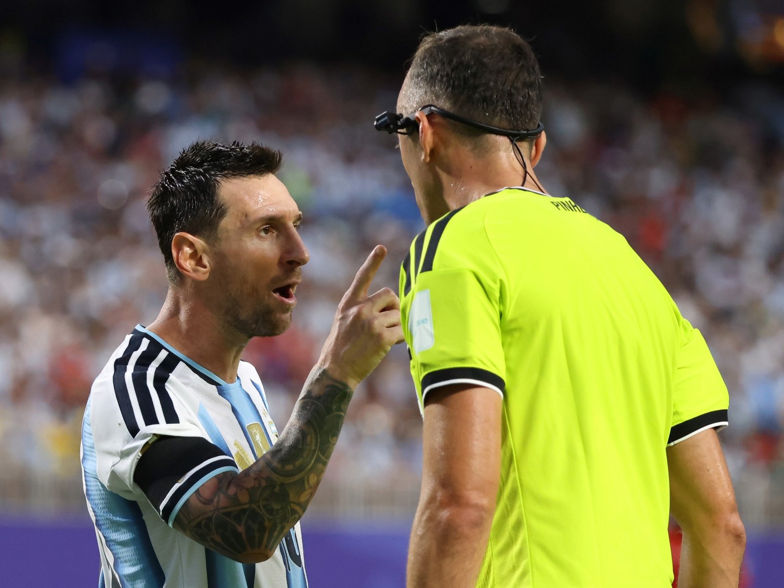 el árbitro que discutió con Messi reveló qué pasó en el cruce y explicó la expulsión de Emboló