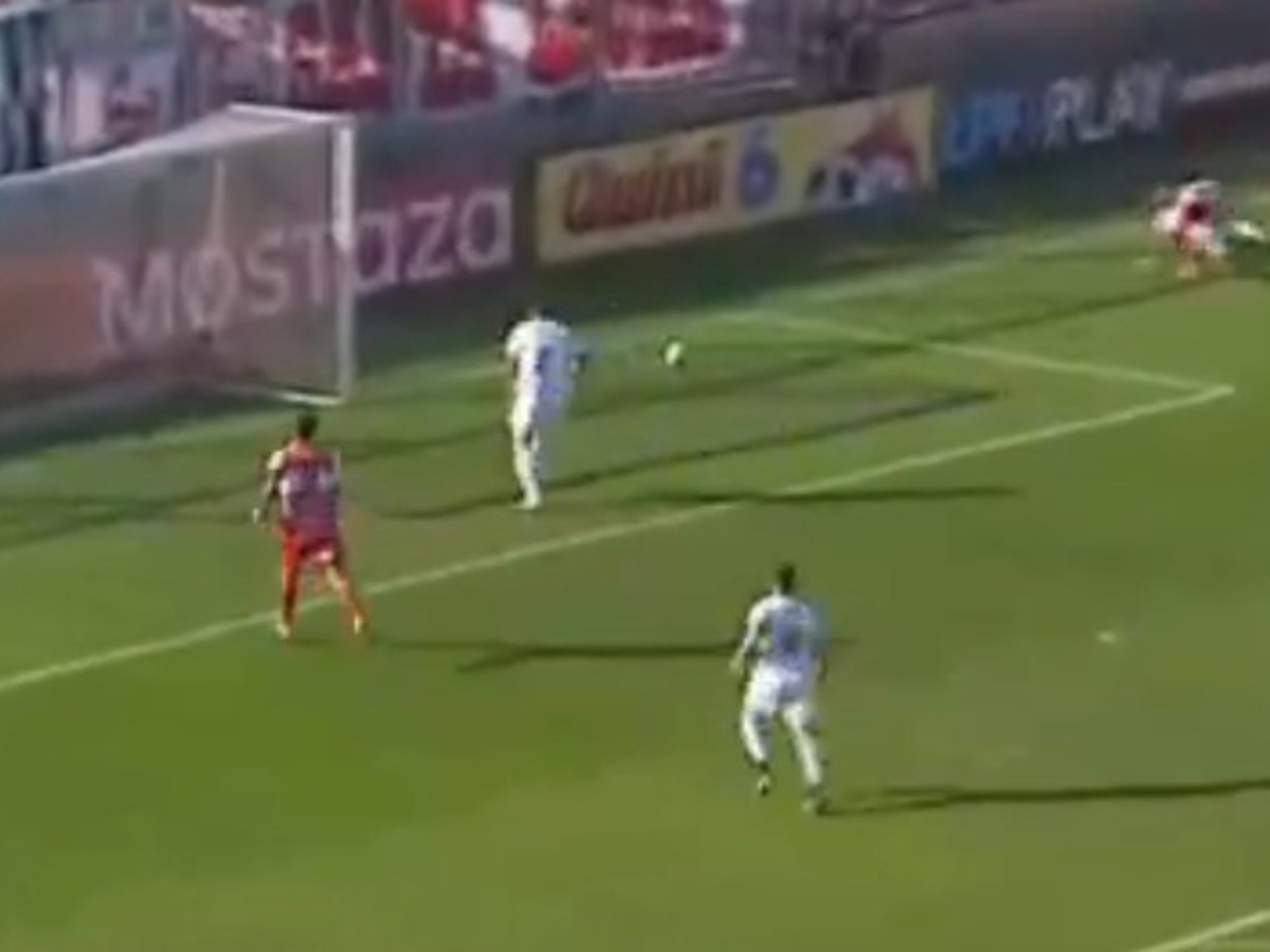 el insólito gol en contra que se hizo la defensa de Ferro en su visita a Deportivo Morón