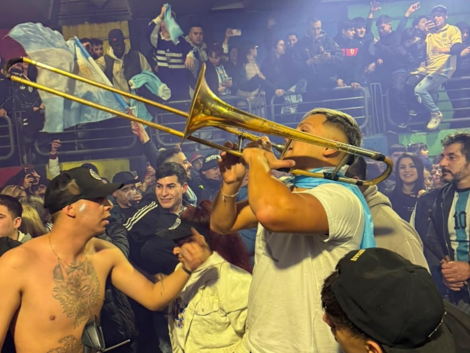 el trombonista que revoluciona el túnel de Caseros cuando gana Argentina