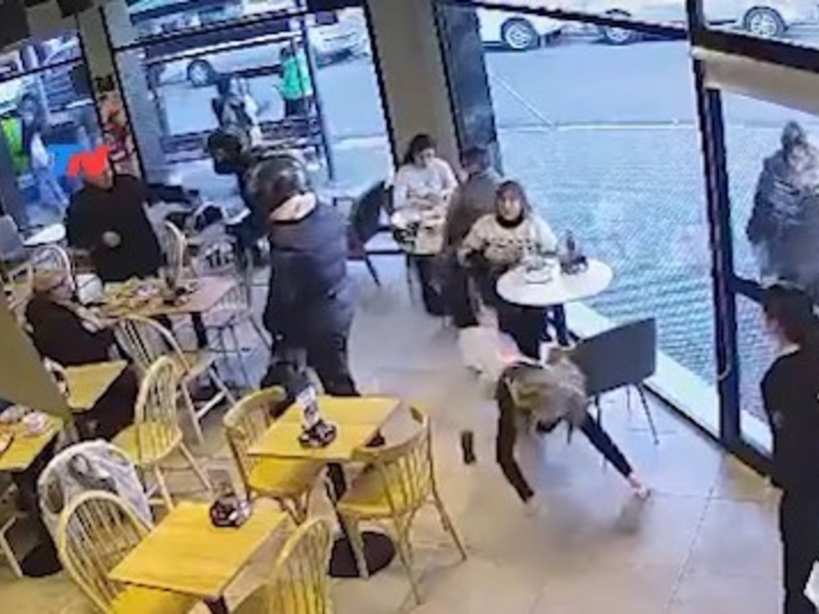 en menos de un minuto motochorros armados entraron al bar, le quitaron un maletín con dinero a una pareja y huyeron