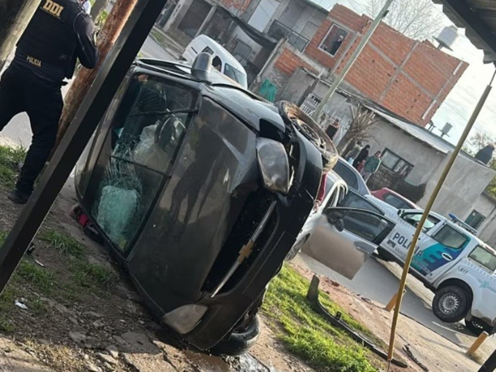 escapaban de la Policía en La Matanza, tras ser denunciado por su ex y terminaron volcados, uno tenía pedido de captura por homicidio