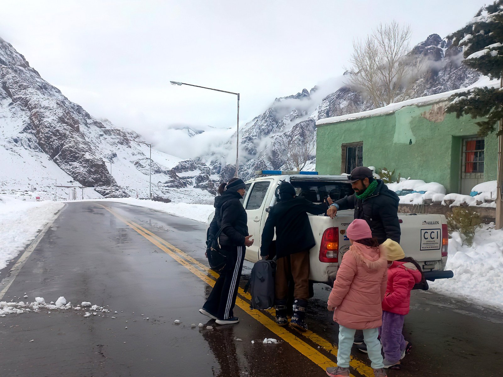hubo temperaturas bajo cero como en la Antártida en el sur y hay miles de camiones varados por el cierre de los pasos a Chile