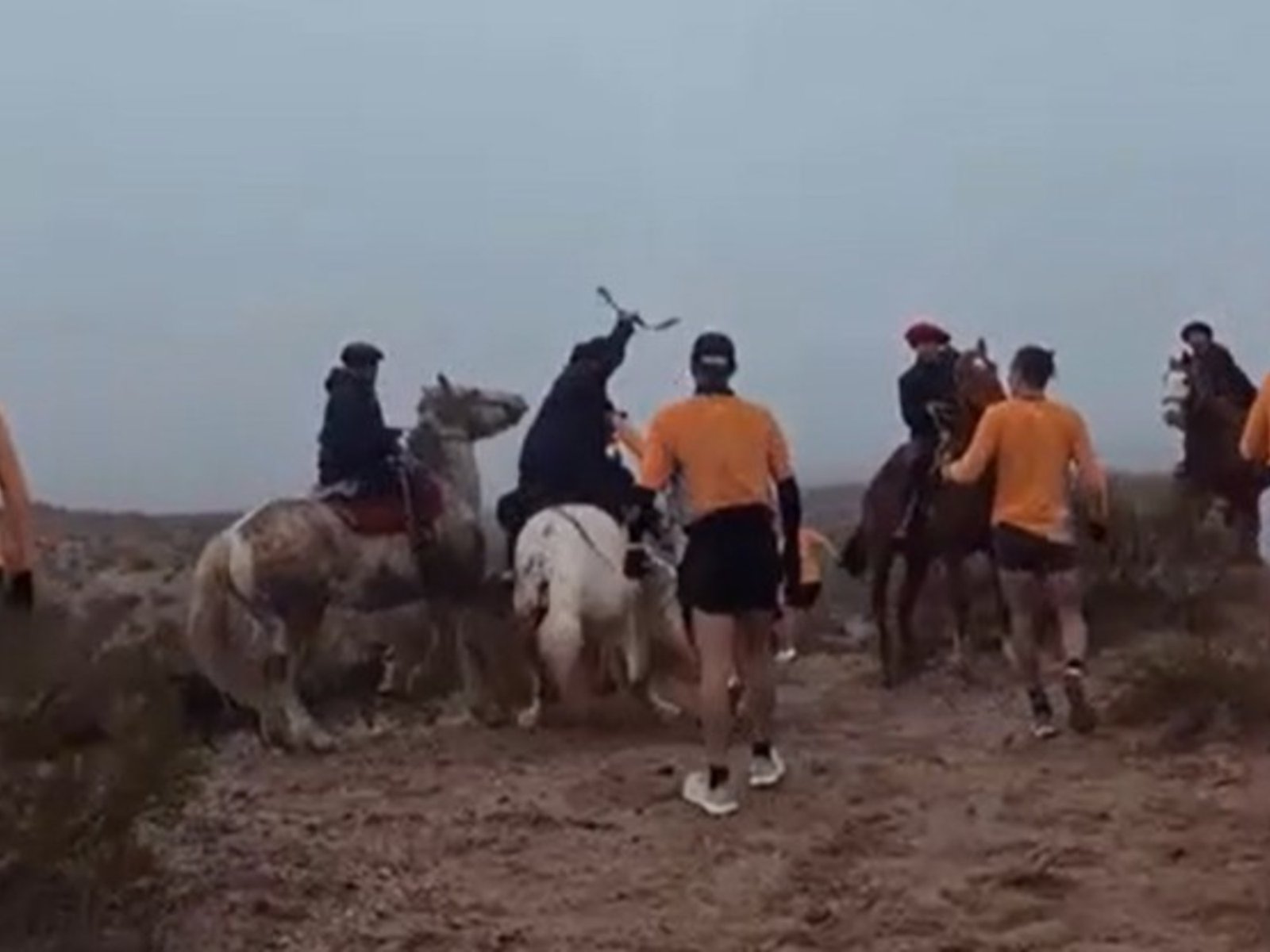 jinetes atacaron a corredores en una tradicional carrera de montaña en Río Negro