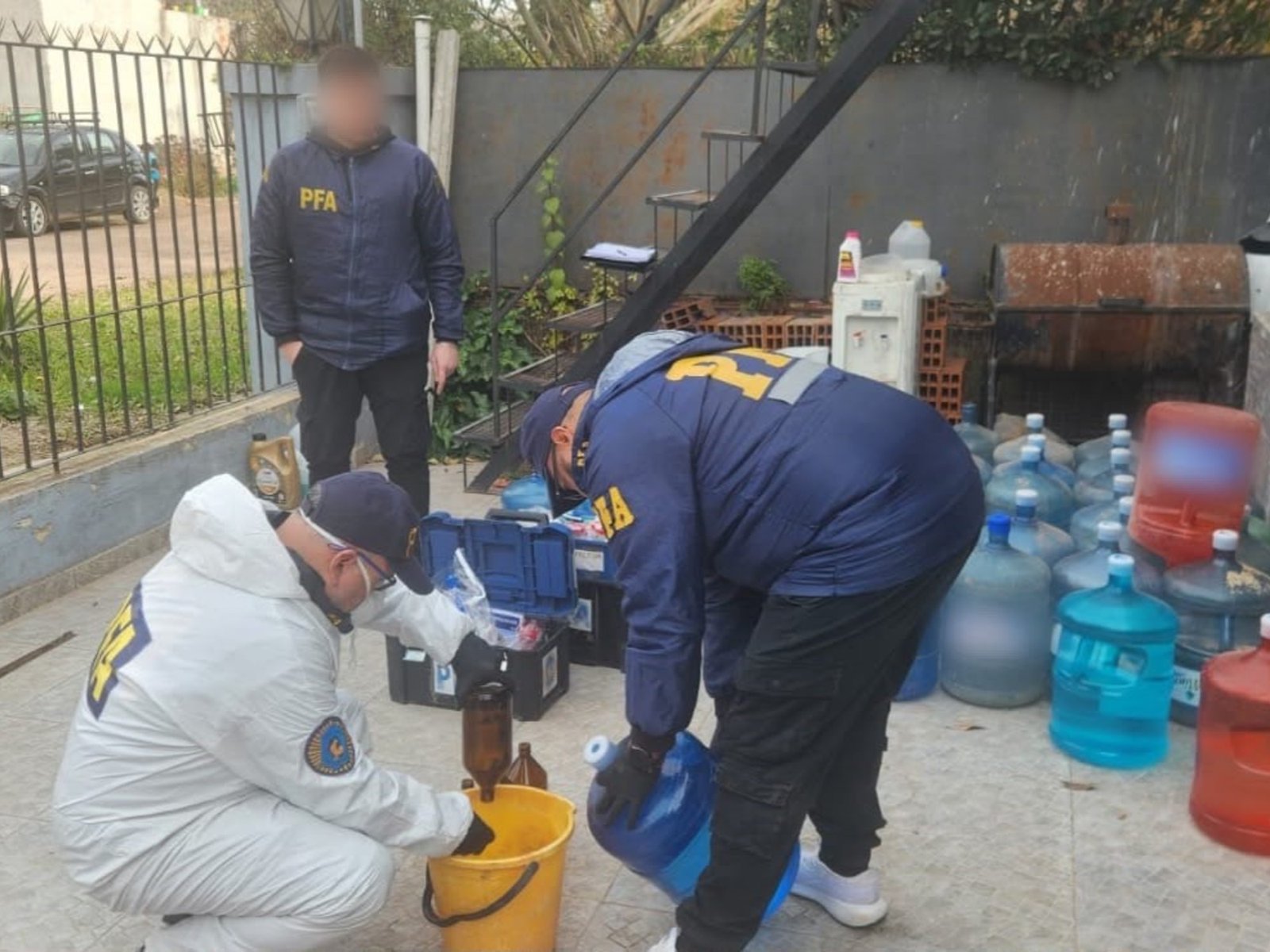 la Policía clausuró tres envasadoras de agua clandestinas