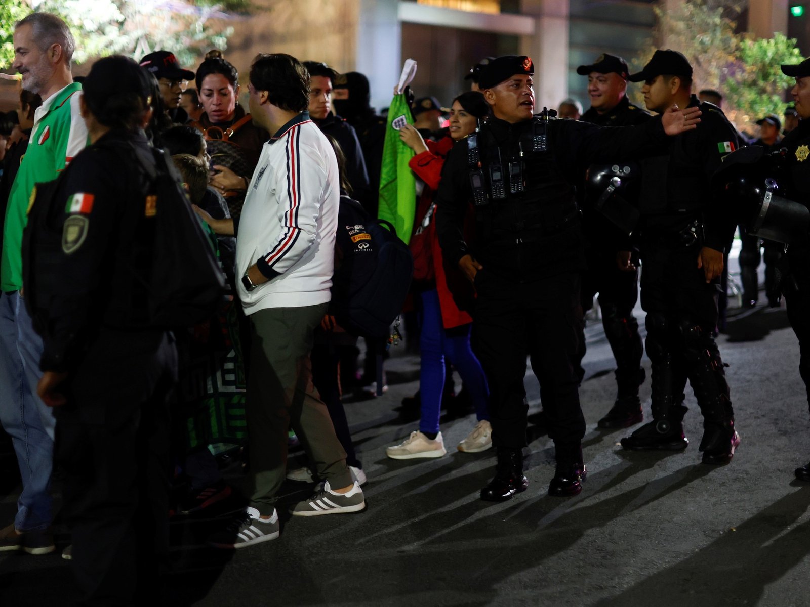 la Policía desaloja de prepo a decenas de hinchas mexicanos