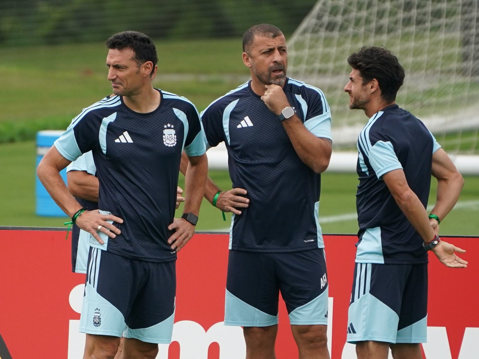 la Selección cerró la preparación bajo la lluvia y aún no definió el equipo para la semifinal con Inglaterra