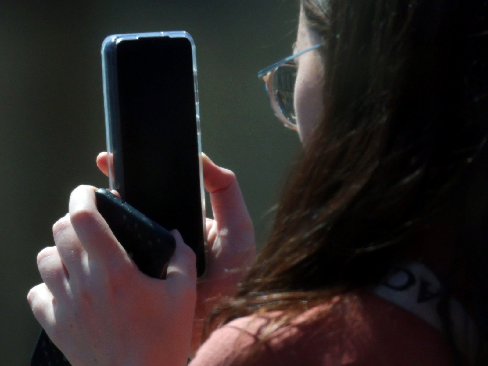 la nueva ley de Francia reaviva el debate por cuándo darles acceso a las redes a los chicos