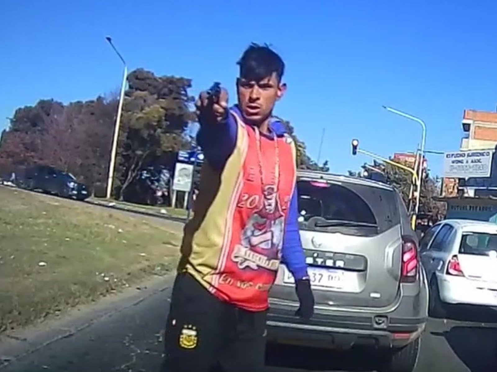 le apuntaron a una mujer para robarle el auto, pero logró escapar y grabó todo en video