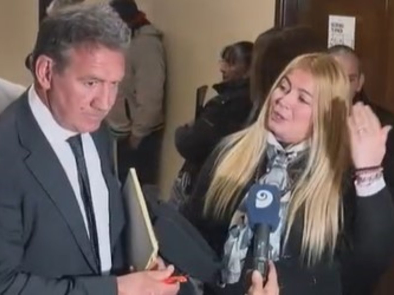 los gritos de la mujer que denunció por violación a dos rugbiers franceses contra el abogado defensor