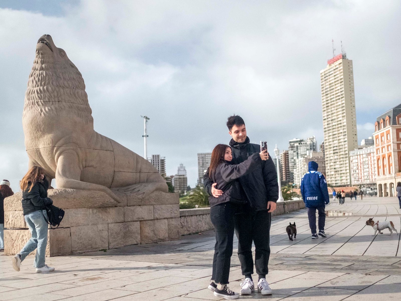 por el partido de Argentina, el frío y la caída del consumo, la Costa vive uno de sus peores fines de semana XL