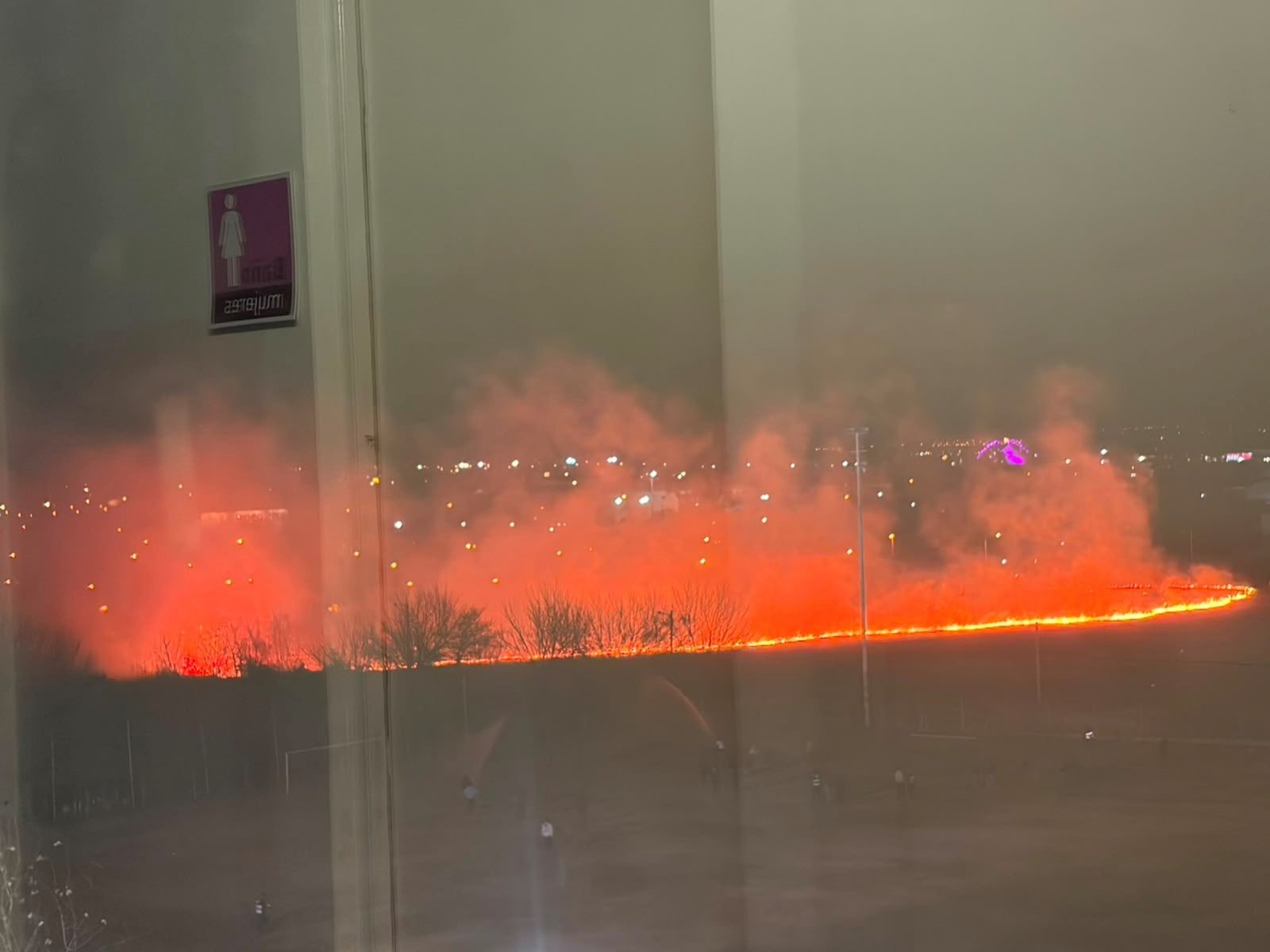 preocupación por una gran columna de humo