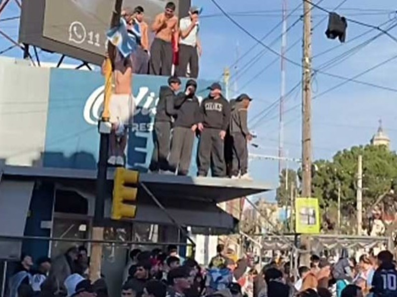 quedó en medio de una pelea y recibió una pedrada mortal