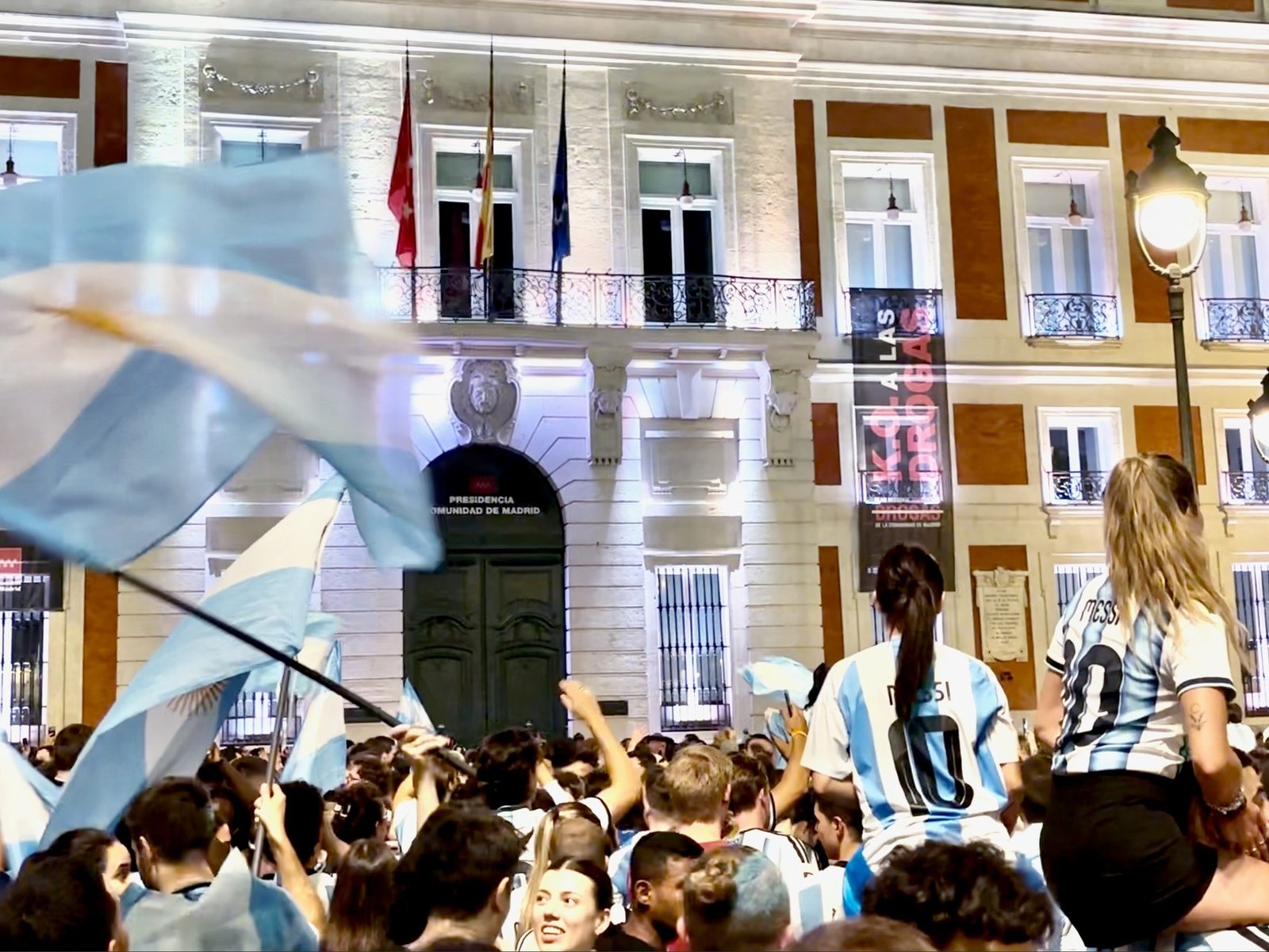 residentes piden que se respete a los españoles