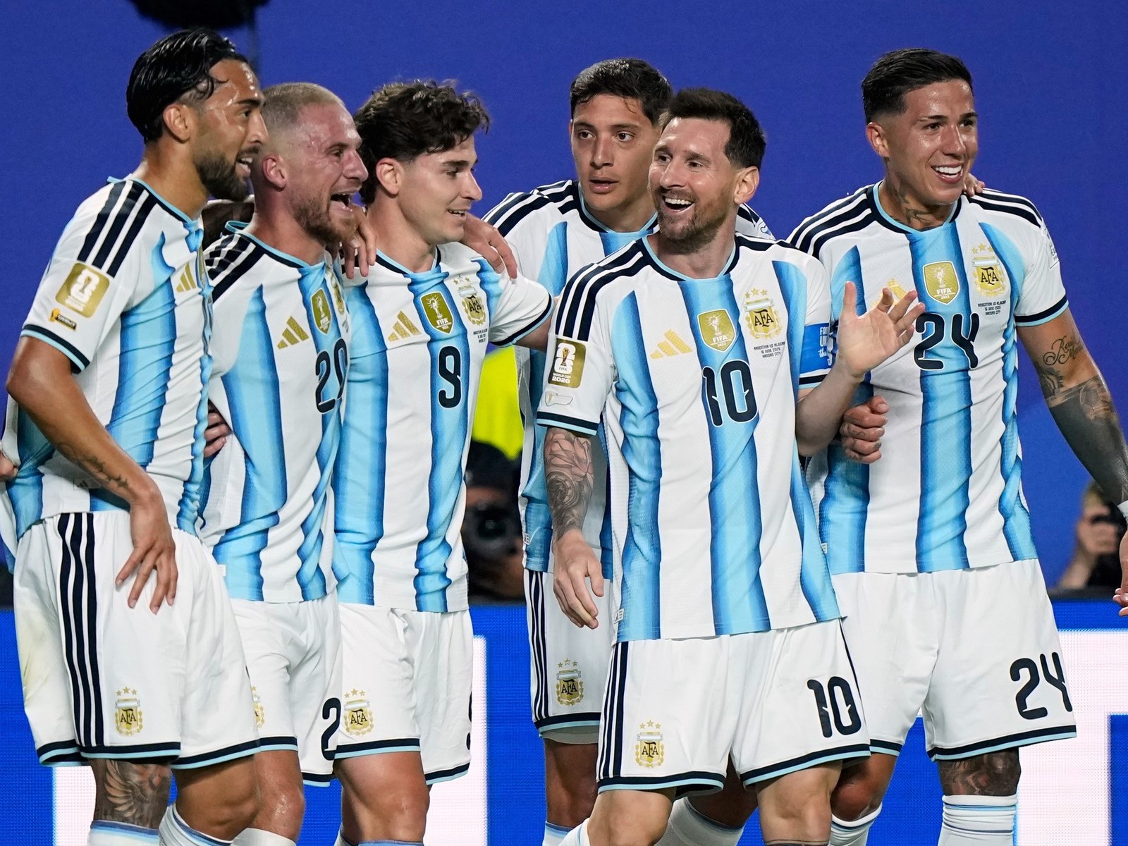 se confirmaron las camisetas que usarán Argentina y España, y toca creer para los cabuleros
