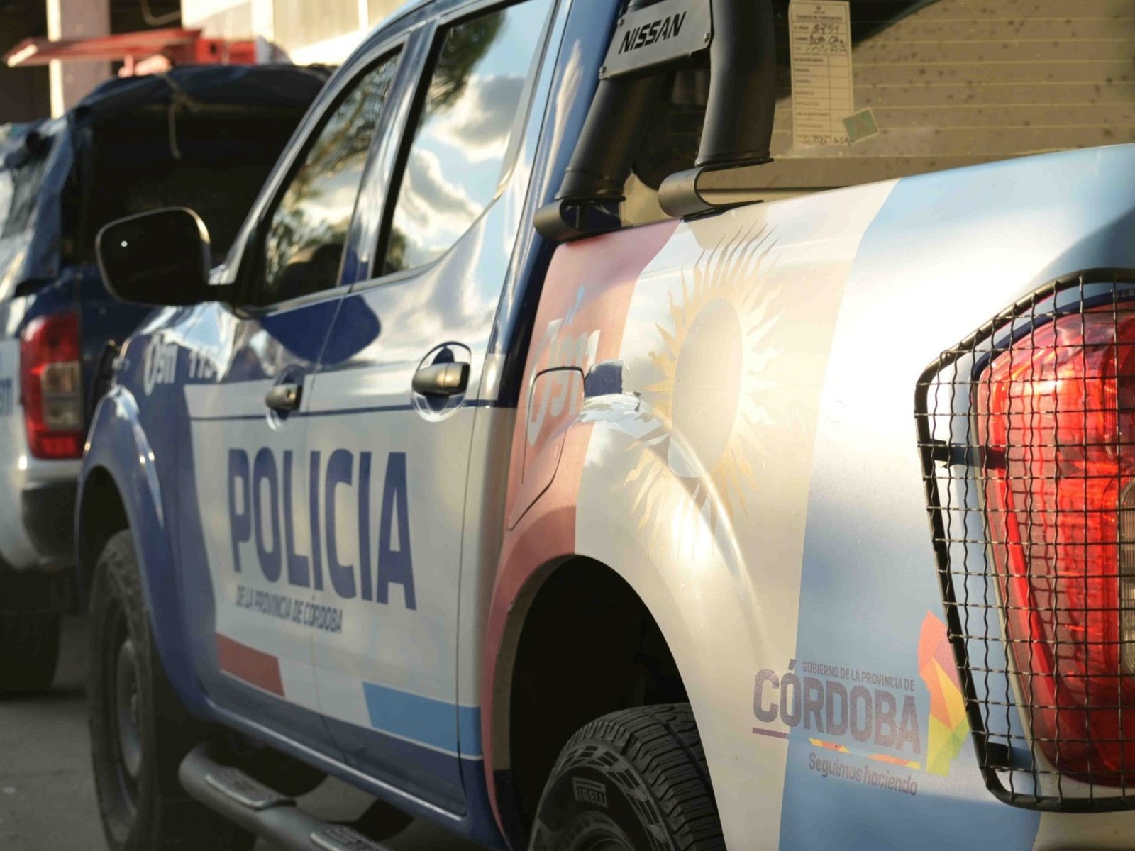 un instructor de vuelo cayó de su avioneta durante una clase y su estudiante logró aterrizarla
