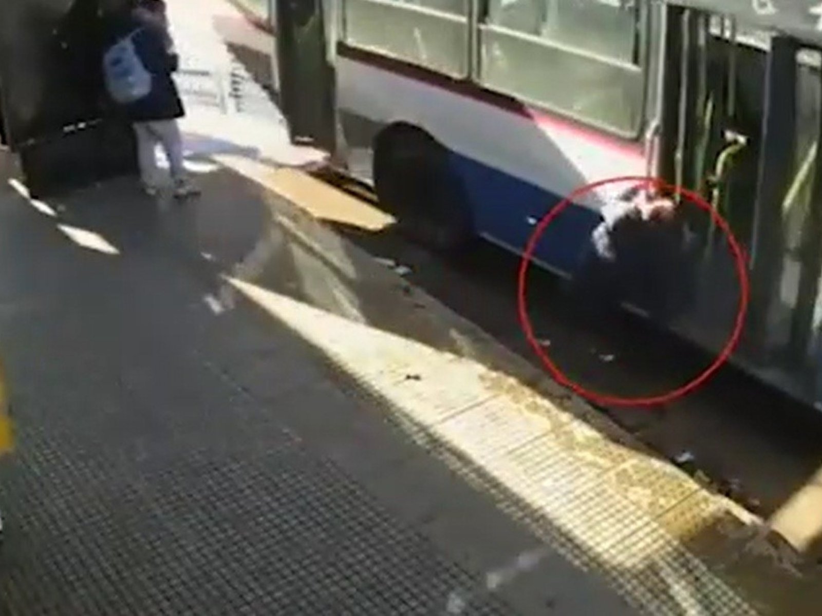 una abuela de 74 años se salvó de milagro tras ser arrastrada por el asfalto al tratar de bajar de un colectivo