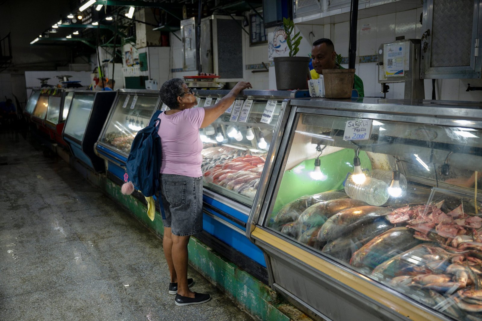Una mujer compra pescado en el mercado el Mosquero en Maiquetía, La Guaira, el 21 de Agosto.