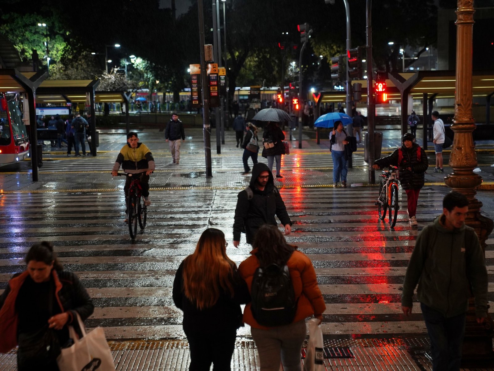A qué hora llegan los chaparrones a Buenos Aires hoy y qué provincias están bajo alerta meteorológica