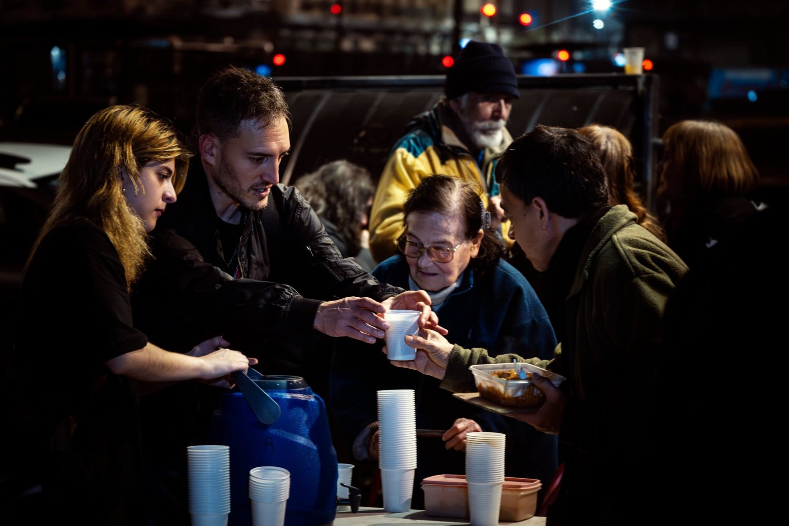 Personas se acercan a recibir la cena de 'El Repliegue' en Buenos Aires, el 17 de julio.