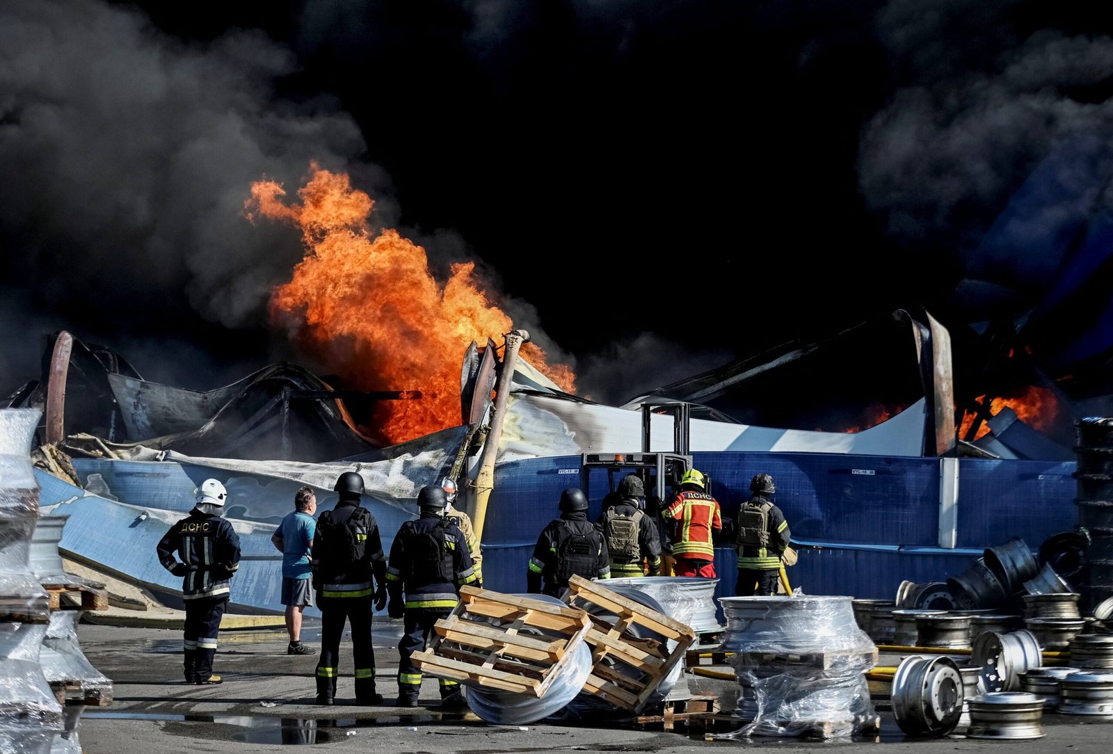 Al menos 38 muertos en un bombardeo ruso contra un almacén militar en Kiev en uno de los peores ataques de la guerra