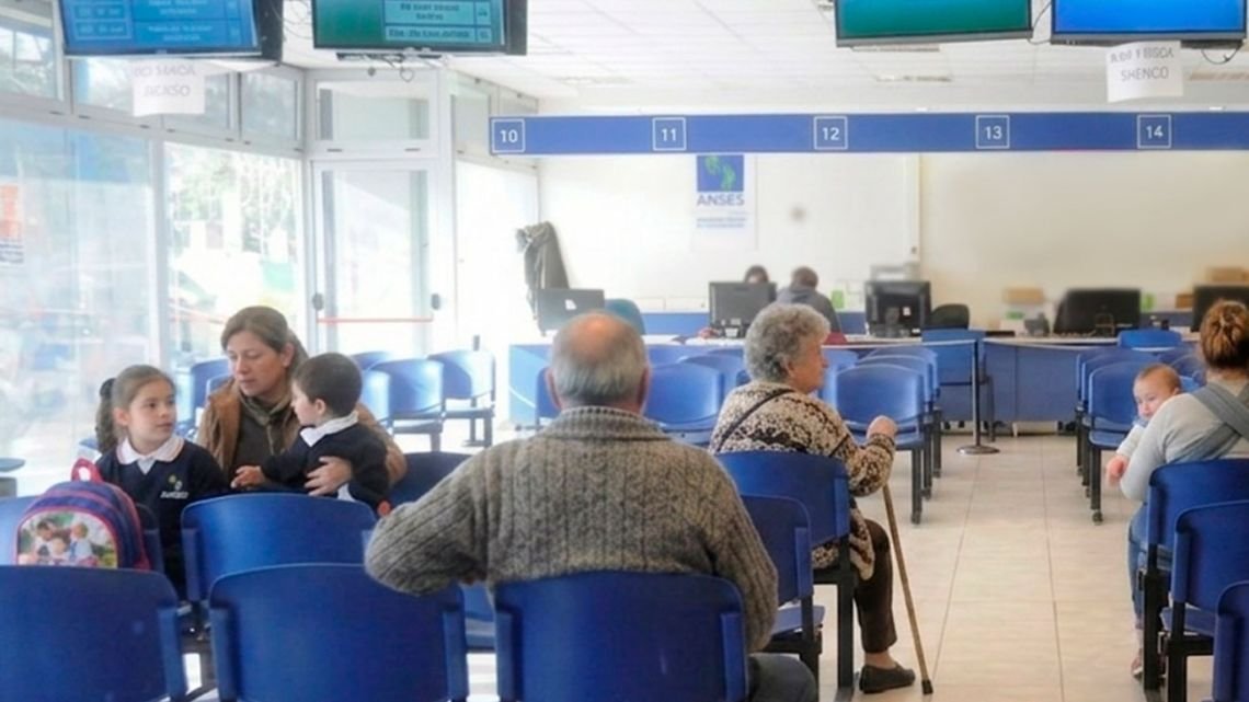 Aún con aumento y bono, las jubilaciones mínimas de ANSES en septiembre no llegarian a 500 mil pesos