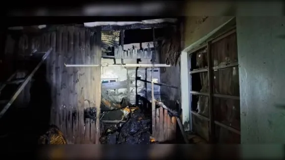 Bomberos de Puerto Deseado sofocaron el incendio de un depósito y evitaron estragos en una vivienda